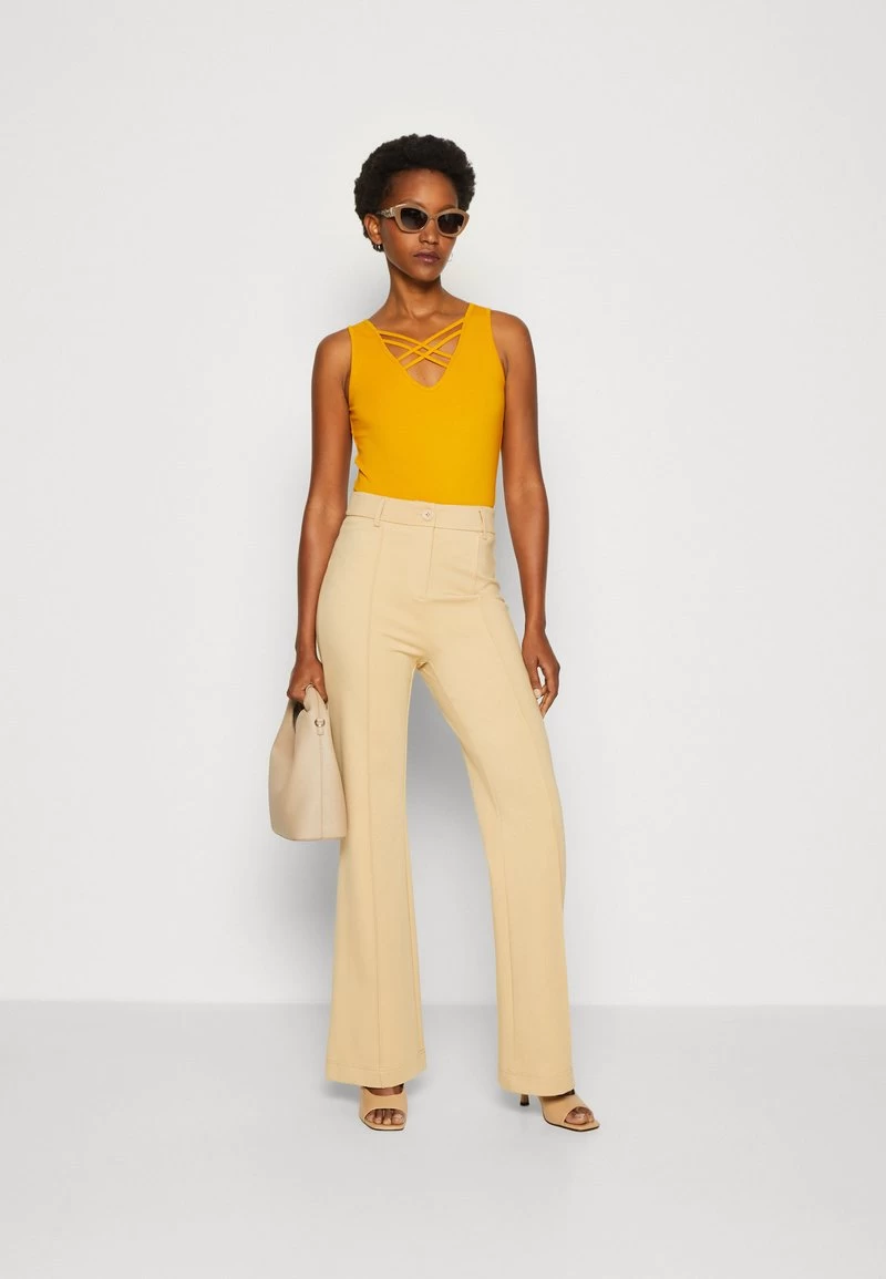 Anna Field Top - Dark Yellow 2 Anna Field Top - Dark Yellow – Bild 2